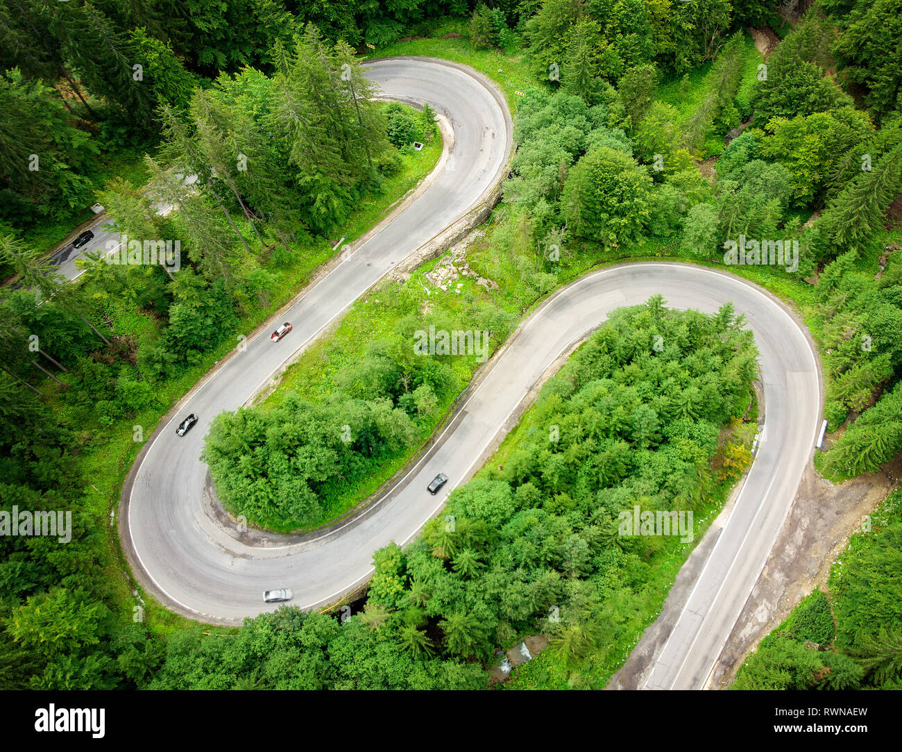 Panneaux route sinueuse à travers la forêt vue aérienne. Col de haute montagne en Transylvanie, Roumanie. Vue aérienne Banque D'Images