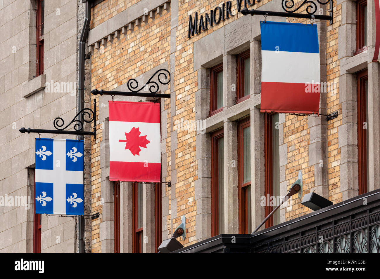 Les drapeaux nationaux du Canada et de la France la pendaison avec le drapeau provincial de Québec, dans la ville de Québec. Banque D'Images