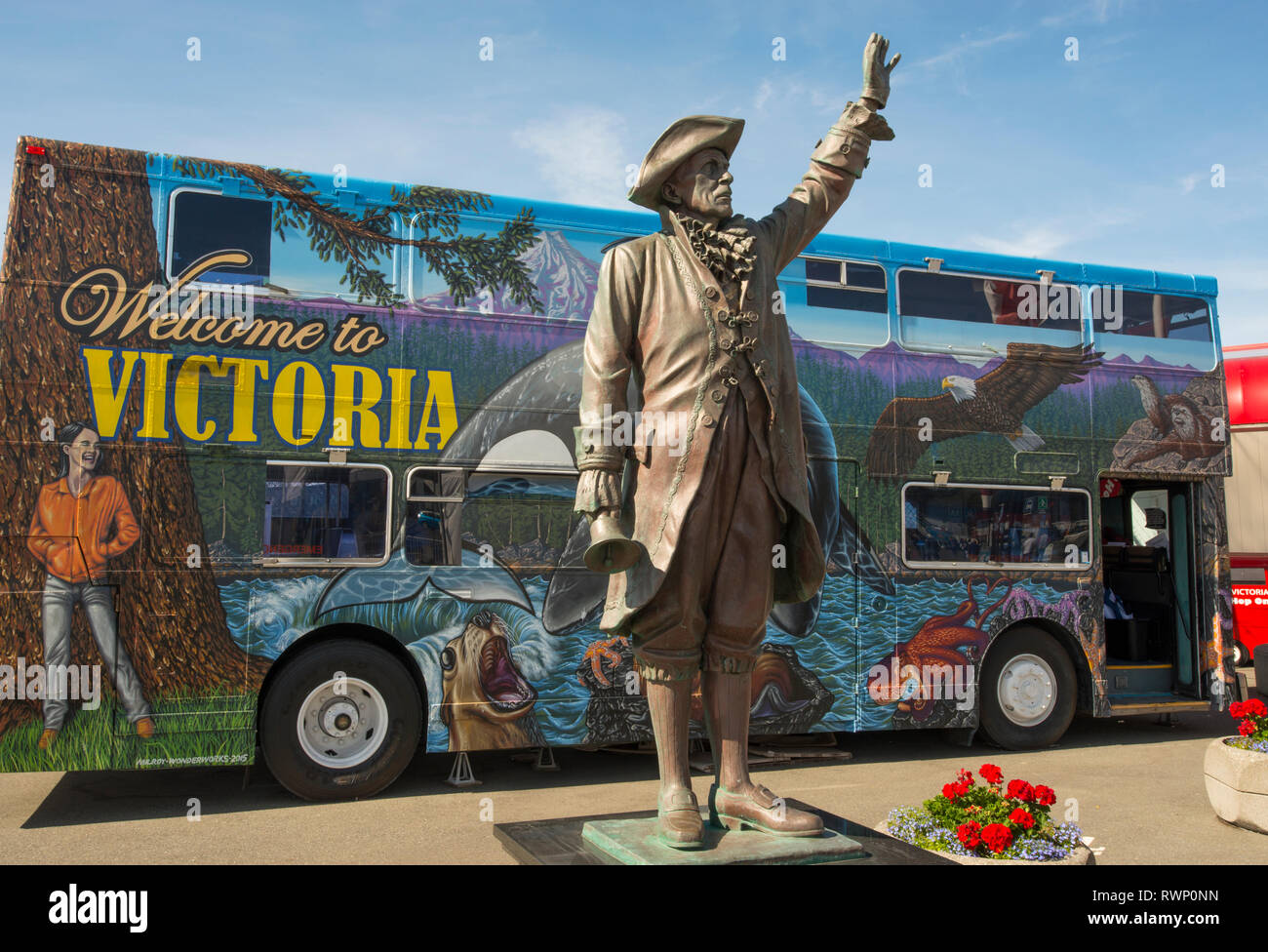 Crieur public statue, Ogden Point, double decker bus, Victoria, Colombie-Britannique, Canada Banque D'Images