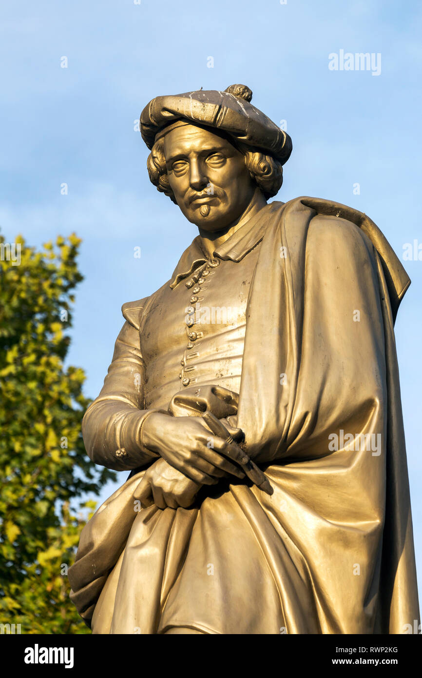 Statue en bronze de Rembrandt avec arbres et ciel bleu en arrière-plan ; Amsterdam, Pays-Bas Banque D'Images