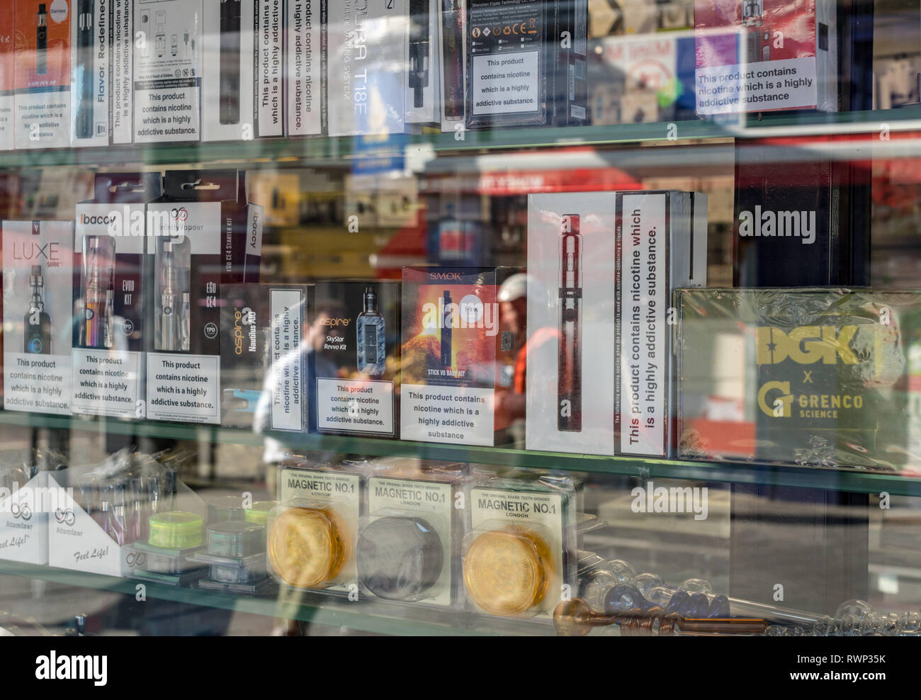 La réflexion de beaucoup de marques d'e-cigarettes à Londres Banque D'Images