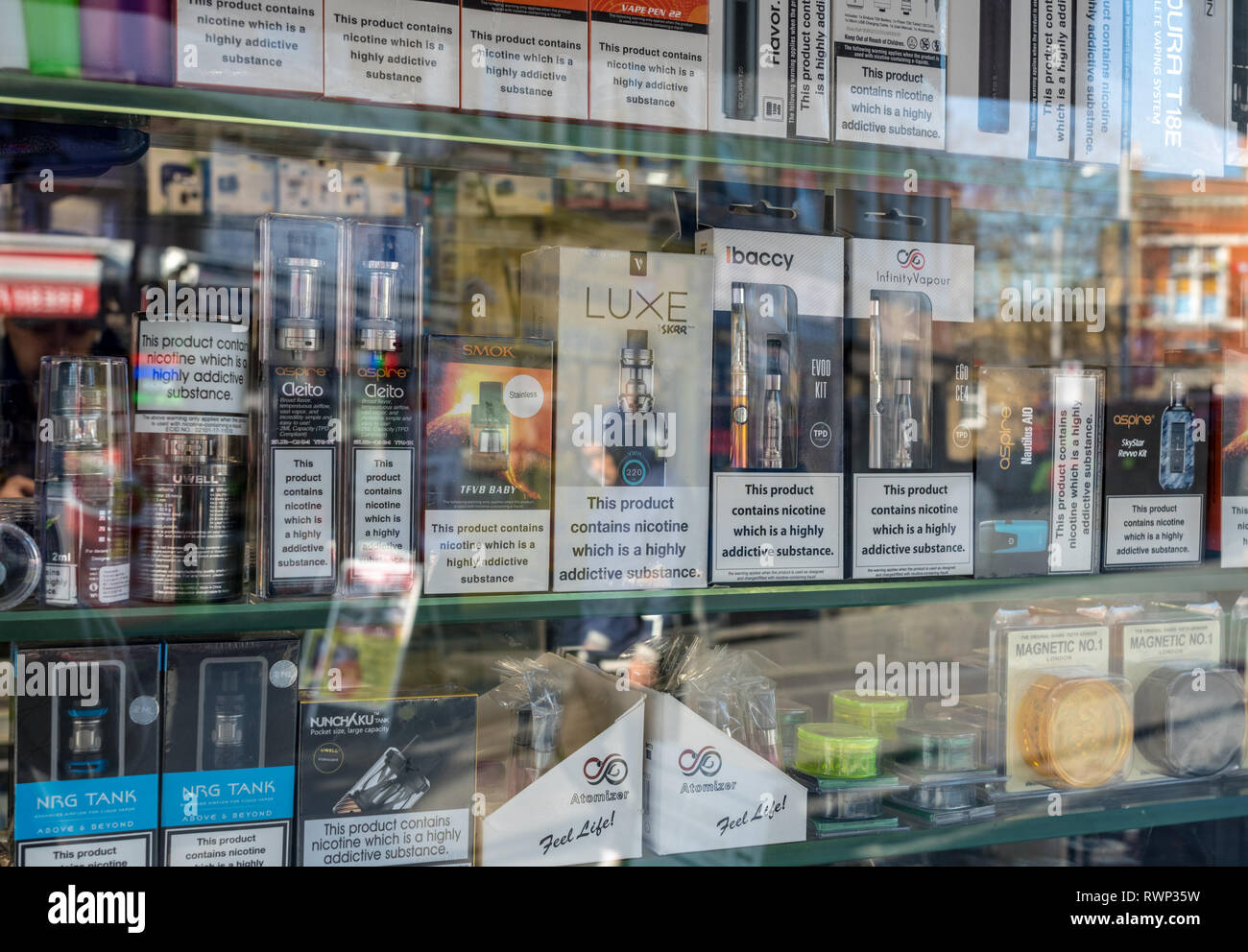 La réflexion de beaucoup de marques d'e-cigarettes à Londres Photo Stock