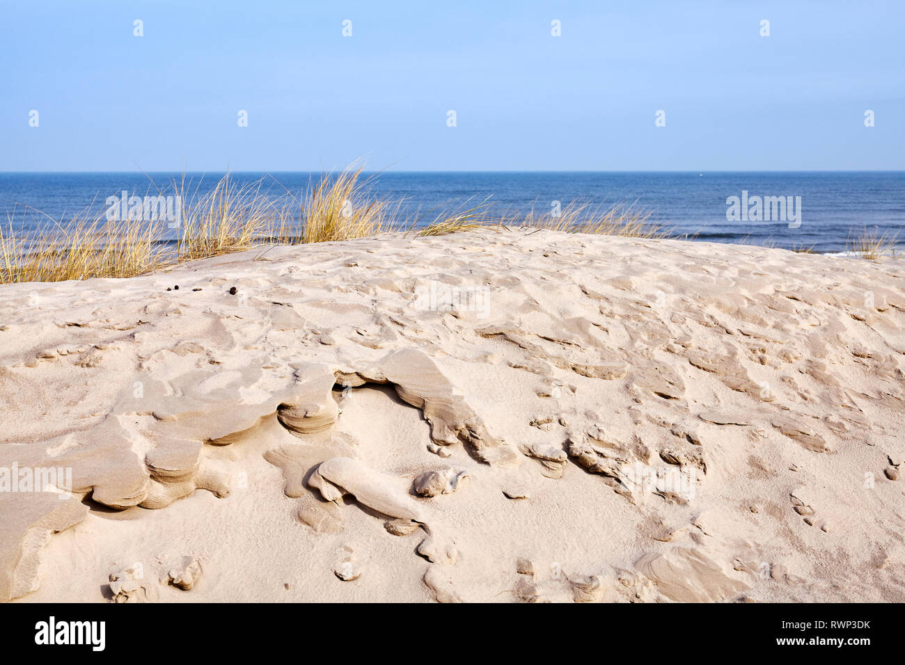 Dune avec vue sur la mer et ciel bleu en arrière-plan, selective focus. Banque D'Images