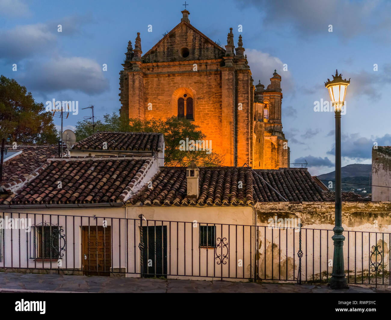 Église de Santa Maria la Mayor au crépuscule, Ronda, Malaga, Espagne Banque D'Images