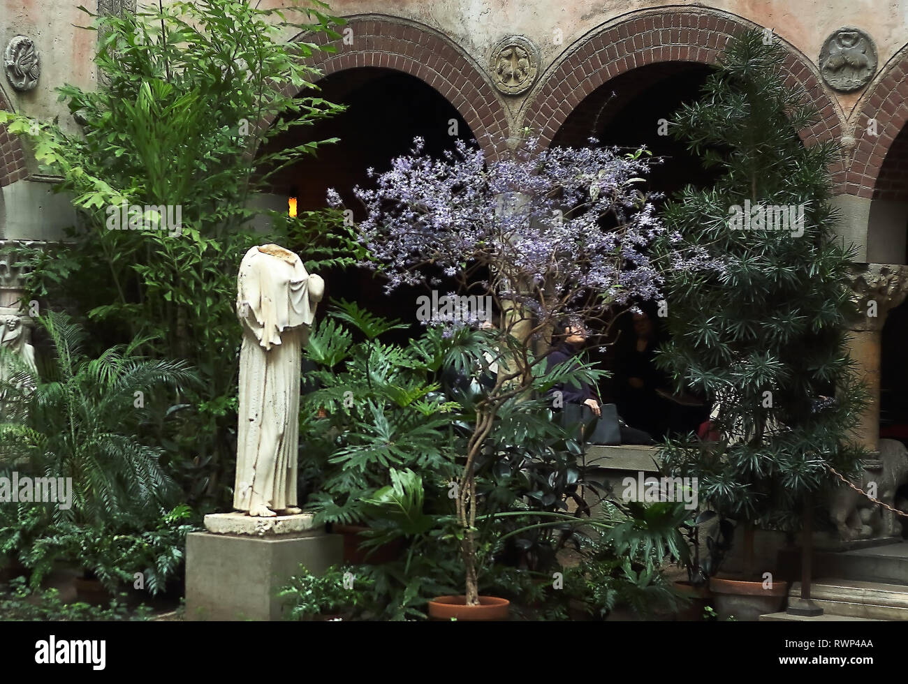 Boston, Massachusetts - le 6 mars 2019 : Antique statue de déesse romaine dans Peplophoros musée Isabella Stewart Gardner, Fenway Park, Boston, Massa Banque D'Images