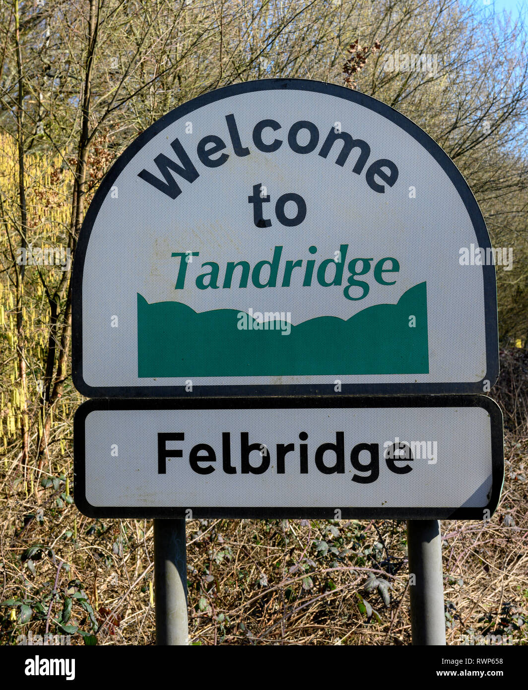 Bienvenue à Tandridge signer à la frontière du district d'administration locale Tandridge, Surrey, England, UK - également la frontière au village Felbridge. Banque D'Images