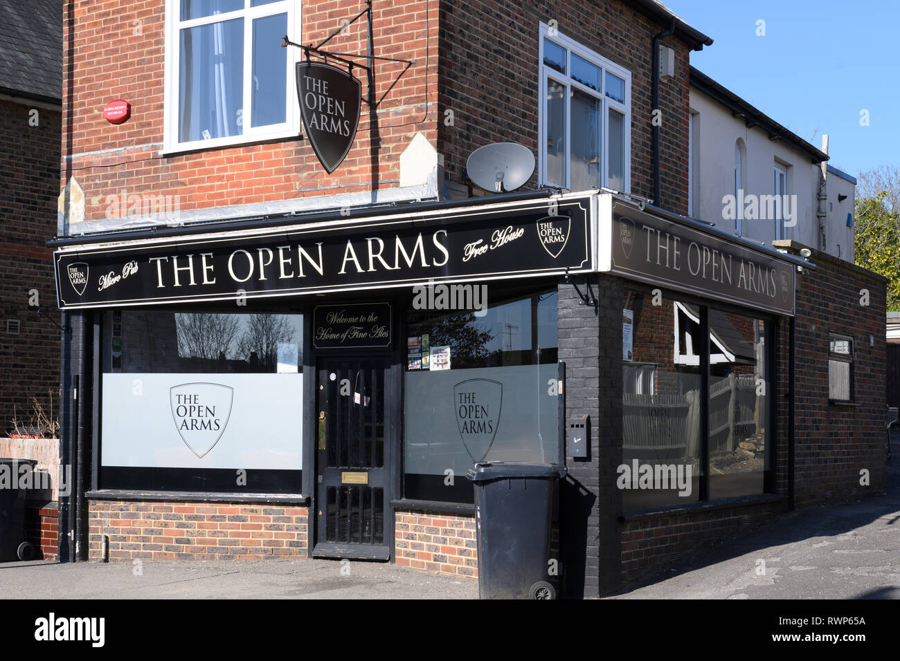 Les bras ouverts, l'approche de fer public house, East Grinstead, Sussex de l'Ouest, Angleterre, RU Banque D'Images