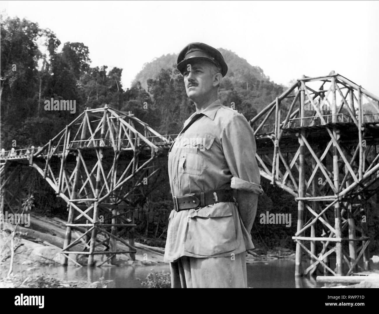 ALEC GUINNESS, LE PONT SUR LA RIVIÈRE KWAI, 1957 Banque D'Images