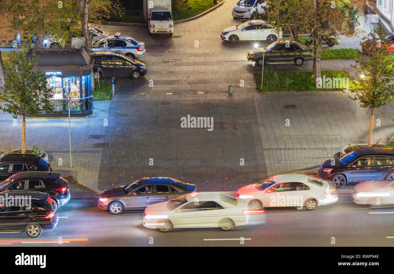 Trafic de nuit brouillée, Moscou, Russie Banque D'Images