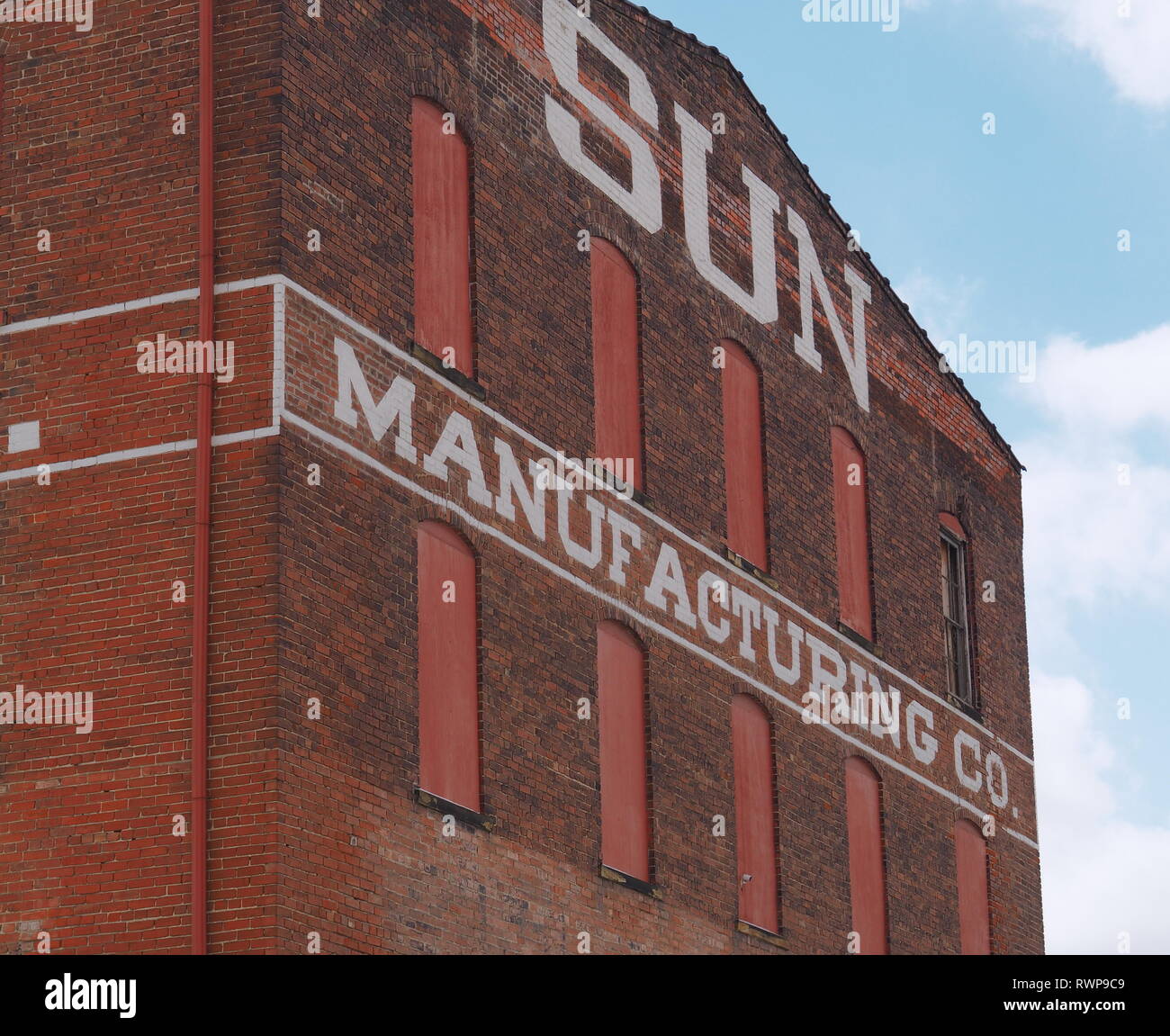 Bâtiment de fabrication de Sun en Ohio, bâtiment industriel en brique Vintage avec fond de ciel. Banque D'Images