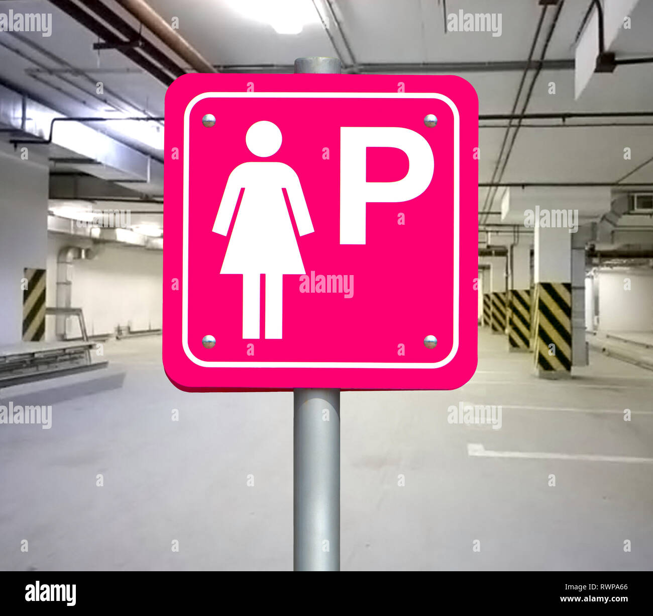 Le signe pour les voitures parking rose pour les femmes uniquement à l'intérieur de garage public. Place de parking uniquement pour dame à l'empty parking public. Banque D'Images