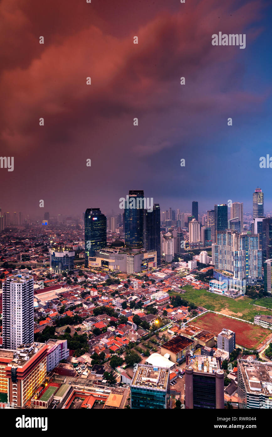 Ciel dramatique au-dessus de Jakarta Banque D'Images