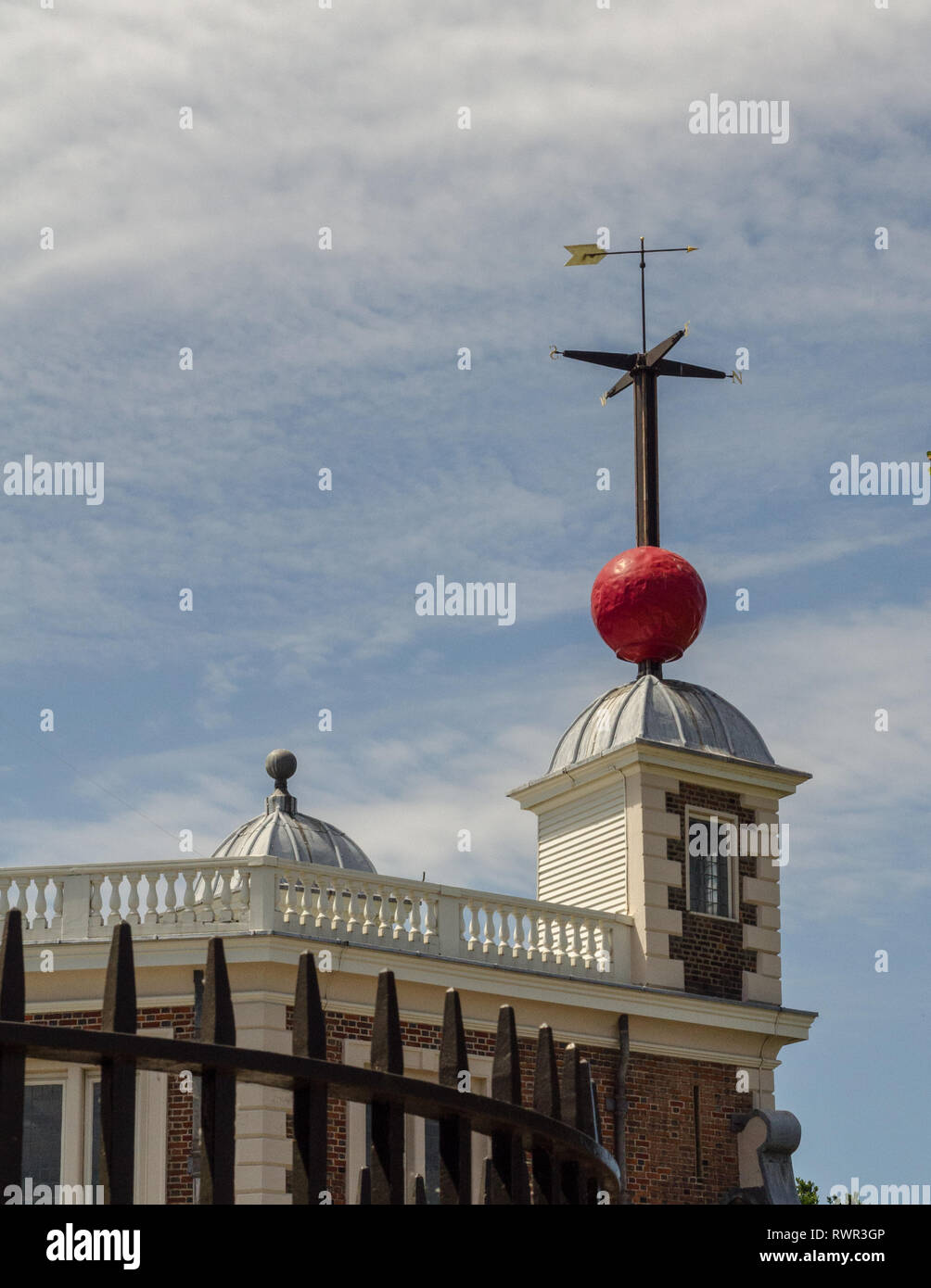 La boule de temps juste après l'abandon (1:00) à l'Observatoire Royal de Greenwich, Londres, Angleterre. Banque D'Images