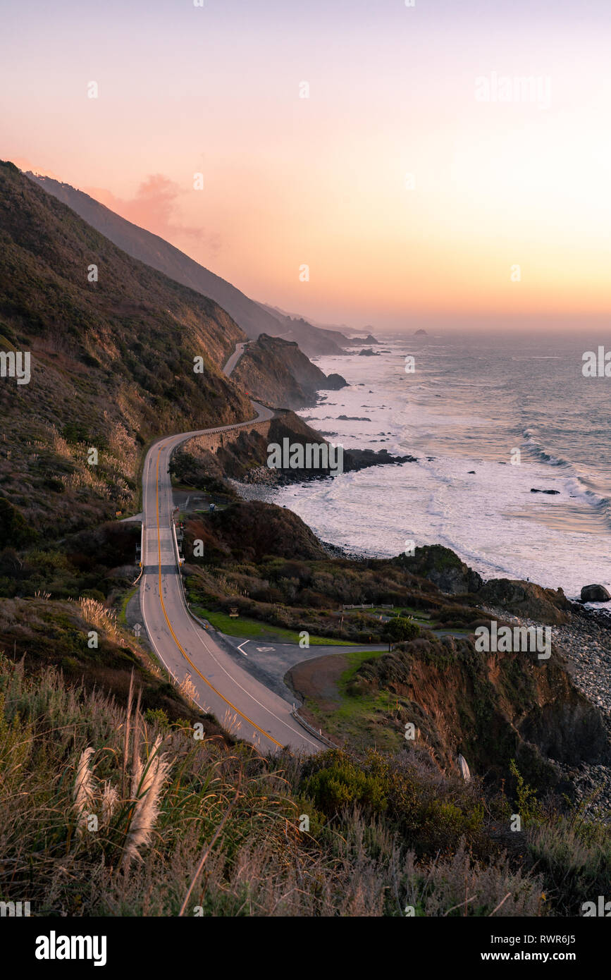 Big Sur, Californie - Vista sur le célèbre l'autoroute Un autoroute côtière le long de la côte du Pacifique au coucher du soleil. Banque D'Images