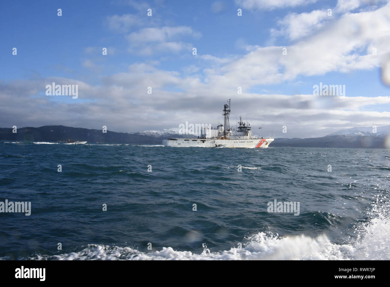 Les garde-côte de Alex Haley (WMEC) 39 282 pieds, une coupe d'endurance moyenne, les transits Chiniak Bay tout en menant un exercice de formation conjointe avec les membres de la Sécurité maritime de la Garde côtière à l'ouest de l'équipe d'intervention et la 176e Escadre, 210e Escadron de sauvetage près de la Garde nationale aérienne d'Alaska Kodiak (Alaska, 23 février 2019. L'Alex Haley effectue couramment des opérations de recherche et sauvetage, et de l'application de la loi d'application de la pêche dans les eaux de l'Alaska. U.S. Coast Guard photo de Maître de 3e classe Lauren Dean. Banque D'Images