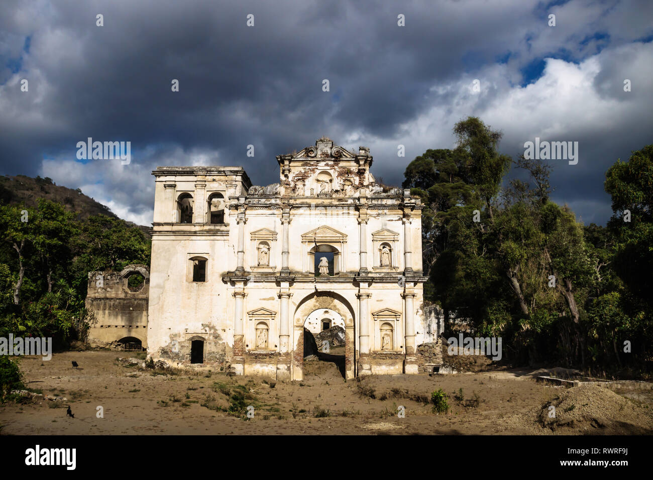 Façade de l'église en ruine cloudscape bleu dramatique, Antigua, Guatemala Banque D'Images