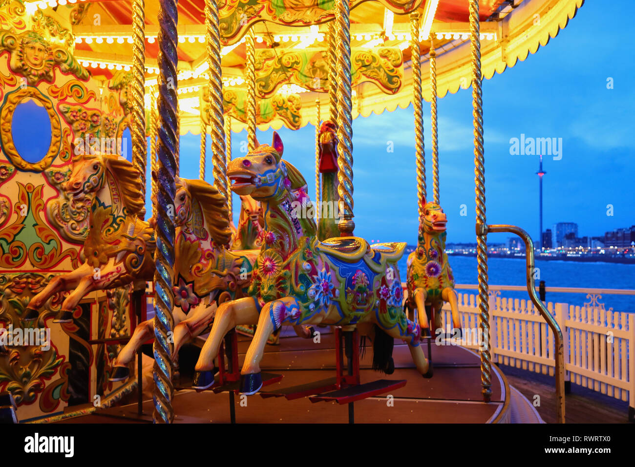 BRIGHTON, East Sussex, Royaume-Uni - 13 NOVEMBRE 2018 : carrousel historique à Brighton Palace Pier. Station balnéaire moderne avec ride nostalgique d'horizon. Banque D'Images
