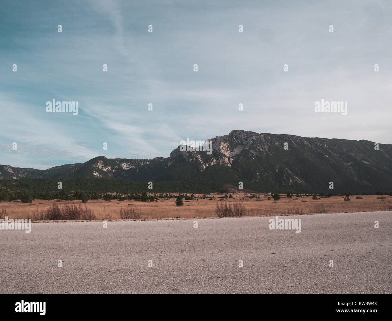 Paysage de montagne et de route vide sur journée ensoleillée dans le parc nature Blidinje en Bosnie et Herzégovine Banque D'Images