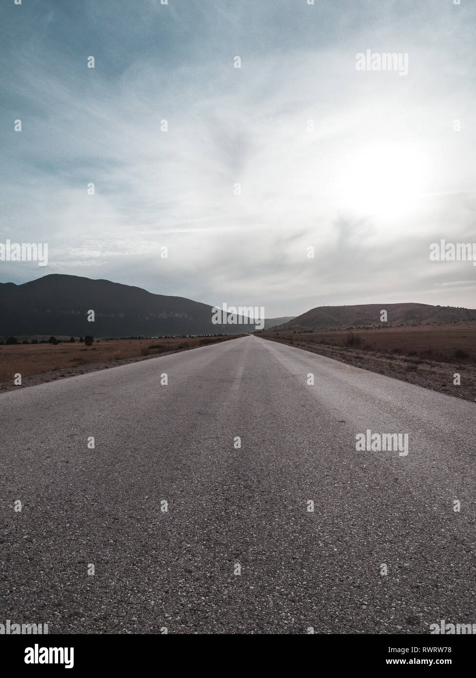 Vide les scenic route asphaltée sur campagne environnante Banque D'Images