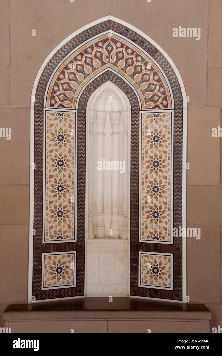 Les alcôves avec dessins islamique, Grande Mosquée, Muscat, Oman Banque D'Images