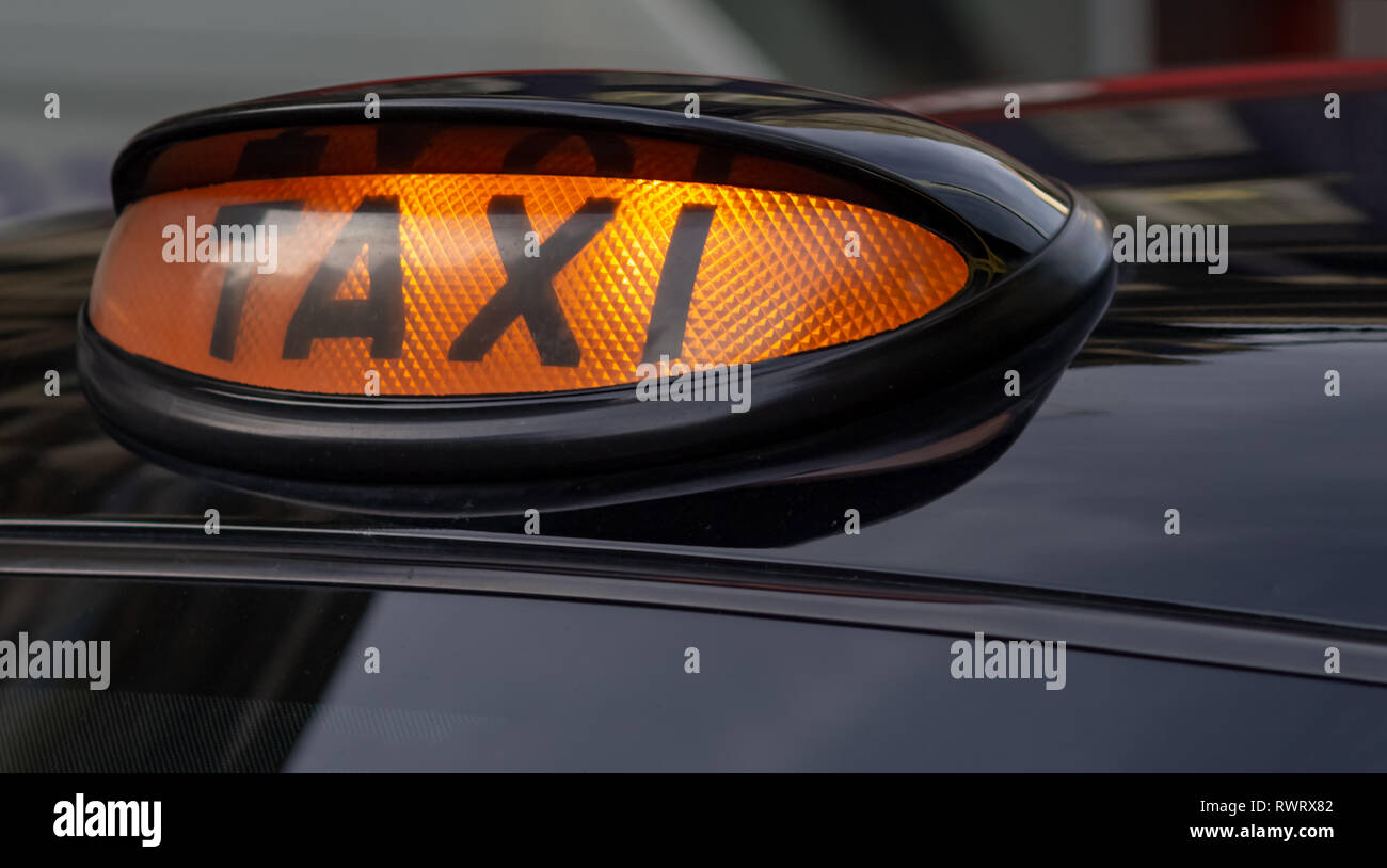 Enseigne sur le toit d'une voiture la nuit Banque D'Images