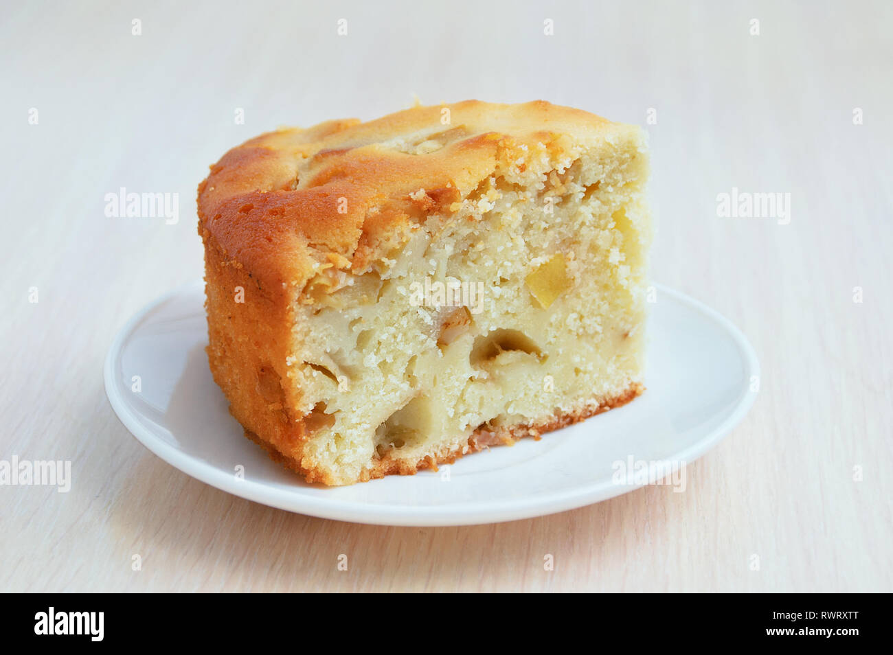 Tranches de morceau de gâteau sur une assiette blanche. Sur la table de cuisine en bois. Banque D'Images