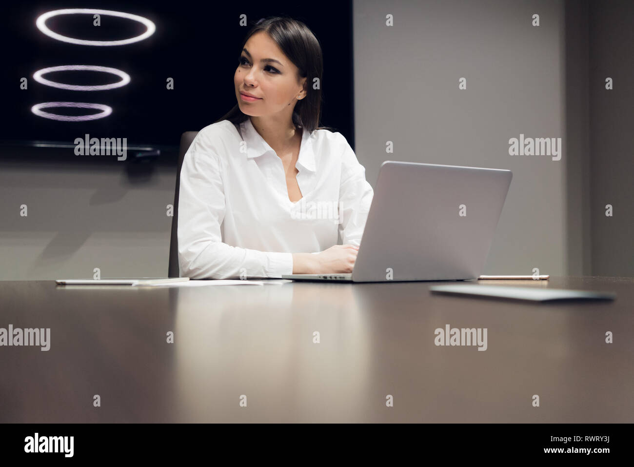 Jeune femme souriante exécutif au cours de réunion dans la salle de conférence du bureau. Banque D'Images