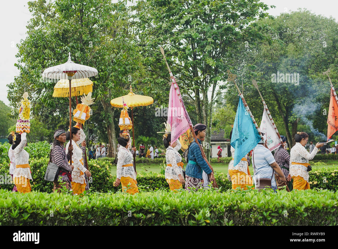 Les gens apportent hindous comme Banten Tawur Agung Kesanga offres pendant, un jour avant le jour de Nyepi silence. Banque D'Images