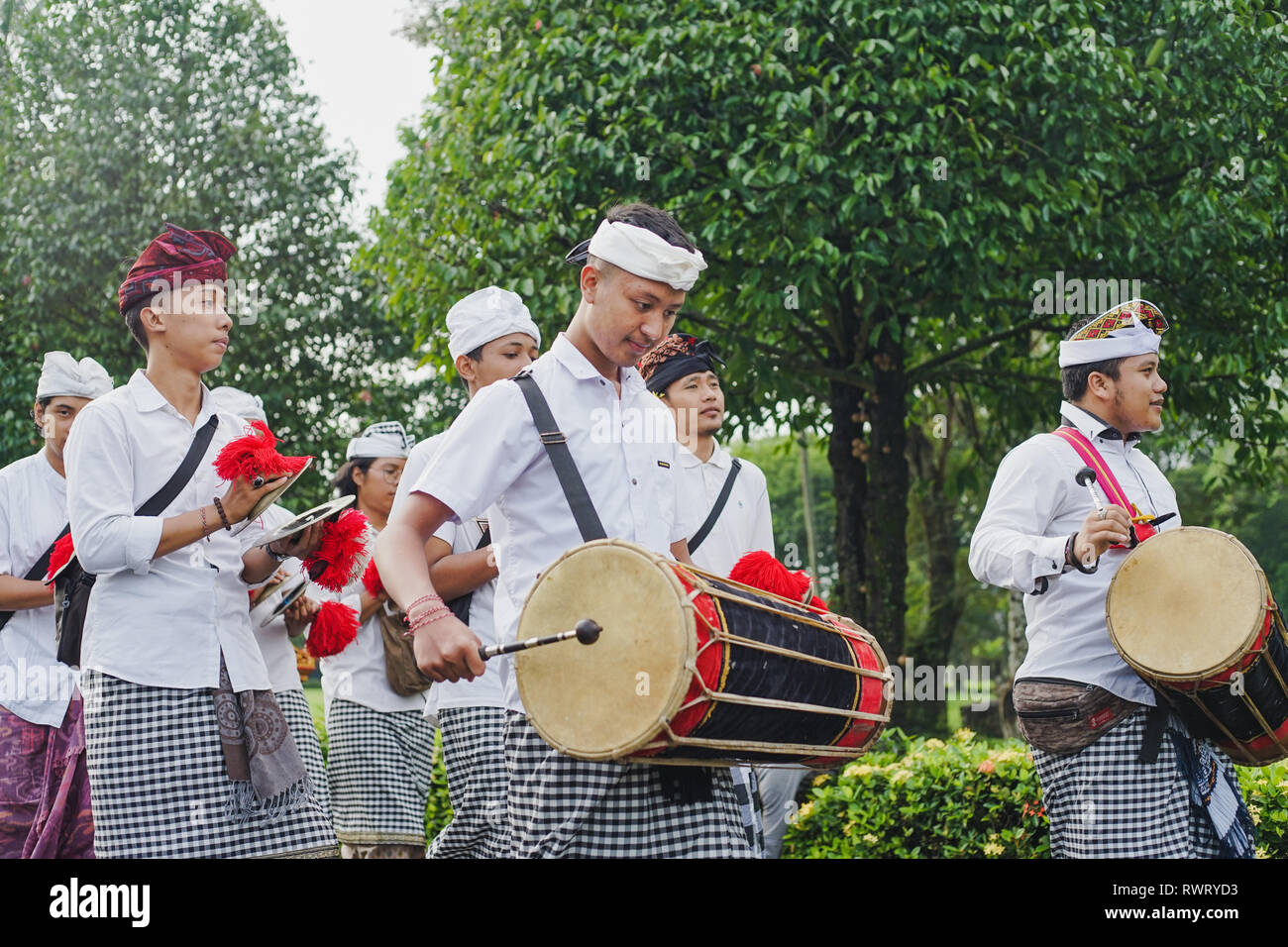 Hindous jouant des percussions gamelan traditionnel balinais Agung Kesanga Tawur pendant, un jour avant le jour de Nyepi silence. Banque D'Images