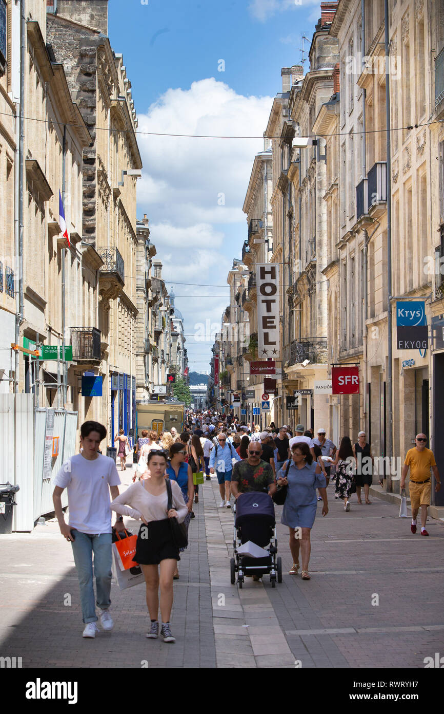 Bordeaux (sud-ouest de la France) : les piétons dans la rue ' rue de la  Porte Dijeaux ', dans le centre-ville Photo Stock - Alamy