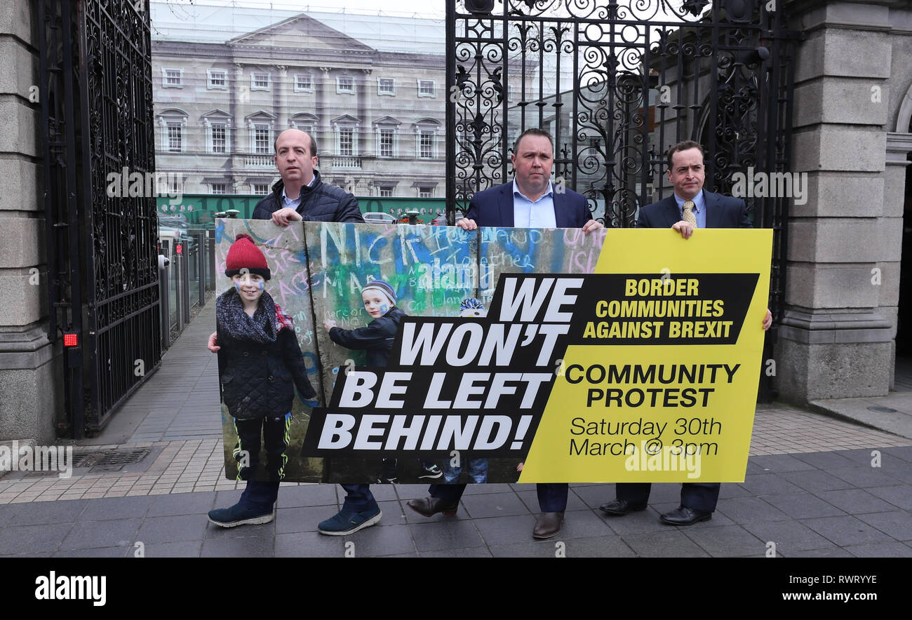 (De gauche à droite) Damian McGinnity, JJ O'Hara et Tom Murray, de la campagne contre les communautés frontalières groupe Brexit, à l'extérieur de Leinster House à Dublin avant de TDs et adressée à l'Oireachtas sénateurs. Banque D'Images