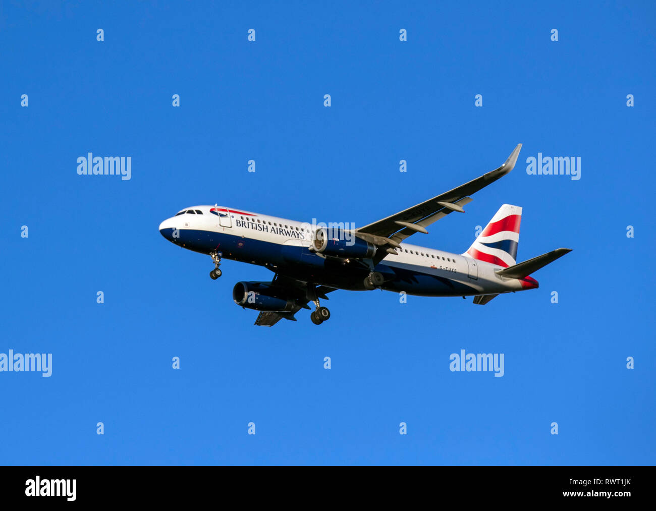 Un British Airways Airbus A320-232(WL) avion atterrit à l'aéroport d'Heathrow à l'ouest de Londres. Banque D'Images