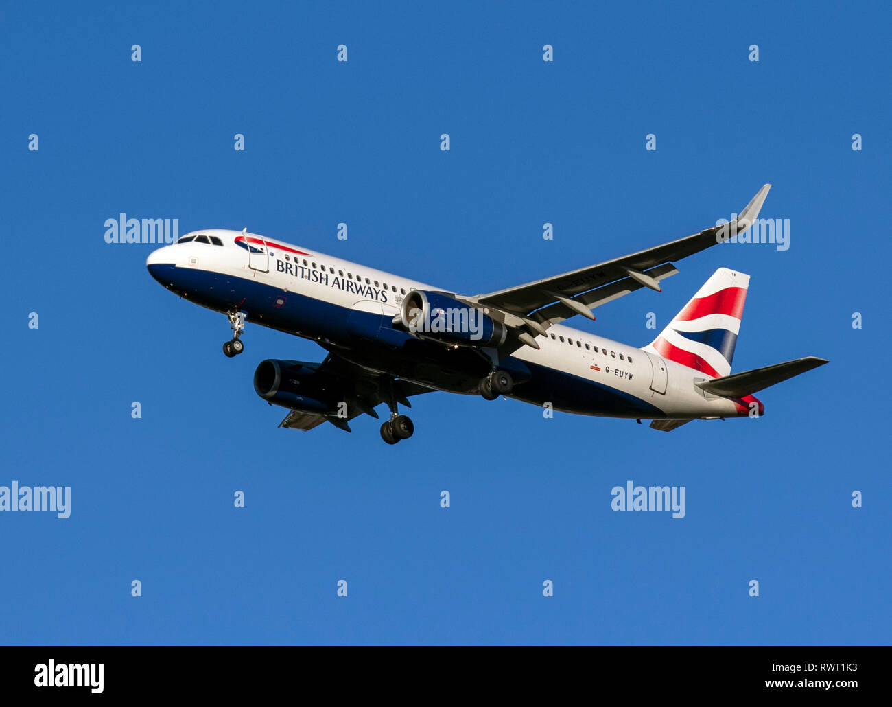 Un British Airways Airbus A320-232(WL) avion atterrit à l'aéroport d'Heathrow à l'ouest de Londres. Banque D'Images