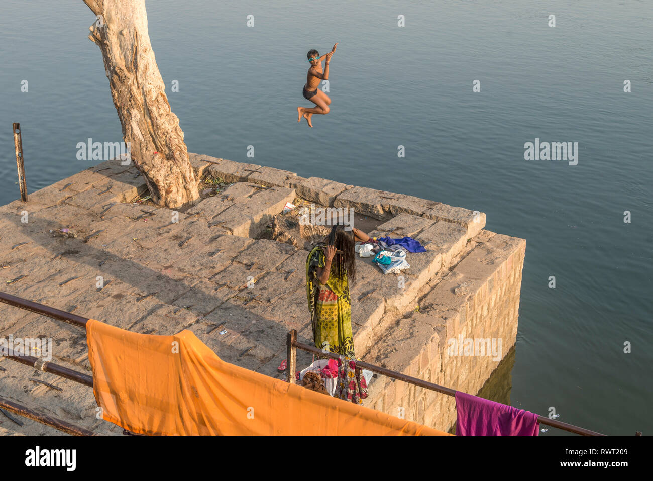 ORCHA, Madhya Pradesh, Inde. Garçon novembre avec lunettes de natation en sautant d'une plate-forme dans la rivière Betwa Banque D'Images