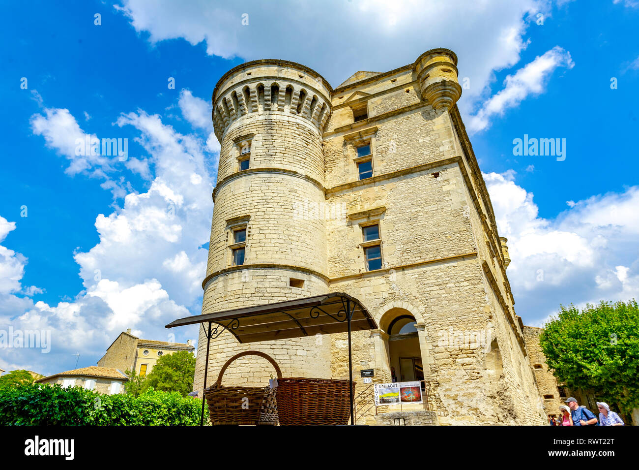 Vaucluse (84). Le village de Gordes classé comme le plus beau village de France. Le château de Gordes de la Renaissance Banque D'Images