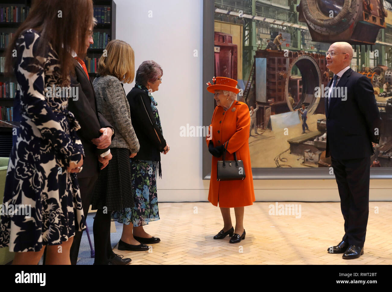 La reine Elizabeth II s'entretient avec les membres de la famille de le peintre britannique Terence Cuneo, avec Science Museum Directeur Ian Blatchford (à droite), lors d'une visite au Musée de la science pour l'annonce de leur exposition d'été 'Top secret' dans Kensington, Londres. Banque D'Images