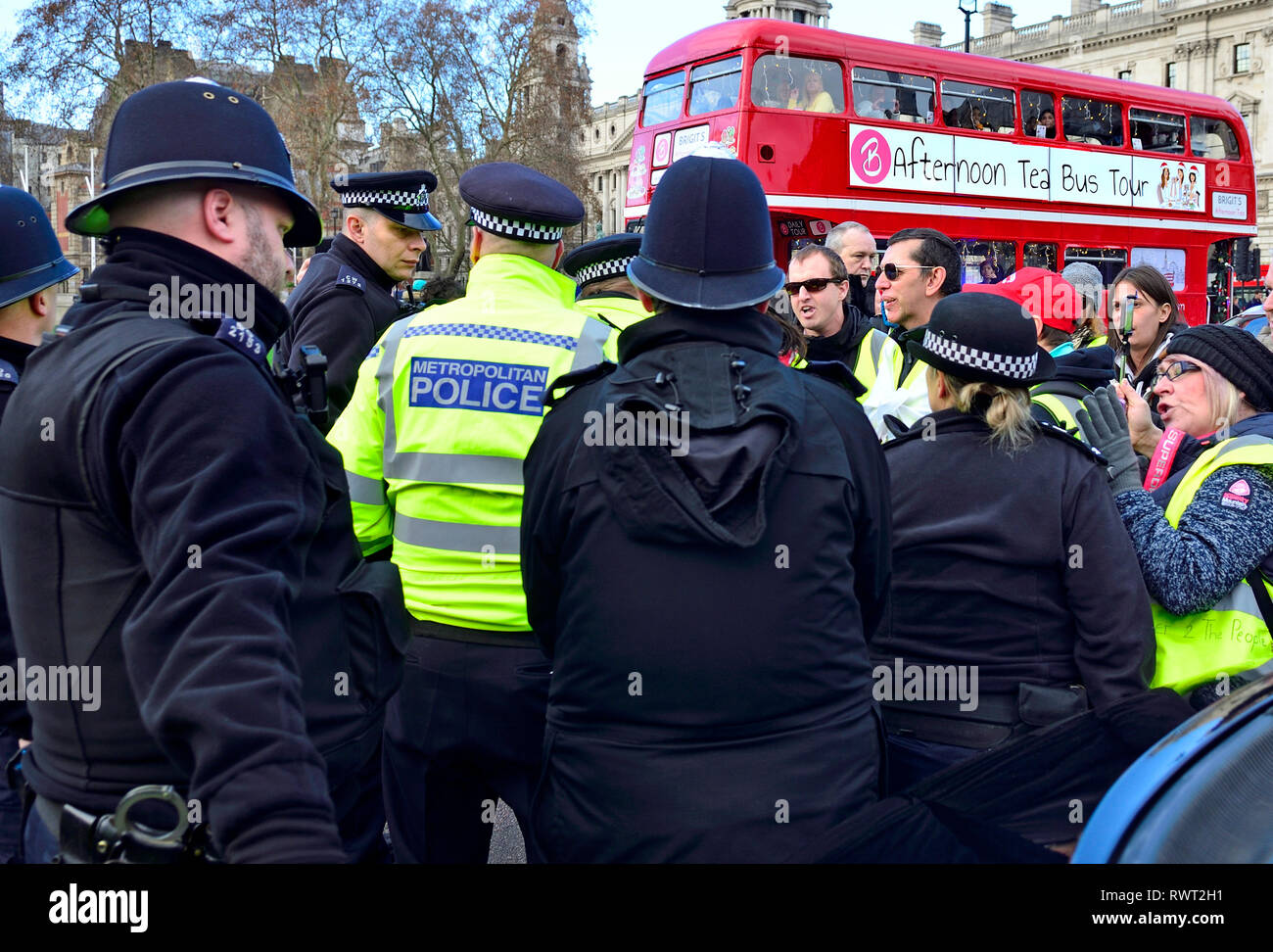 Londres, Angleterre, Royaume-Uni. Agents de la police métropolitaine d'un Brexit police manifestation à la place du Parlement, 2018 Banque D'Images