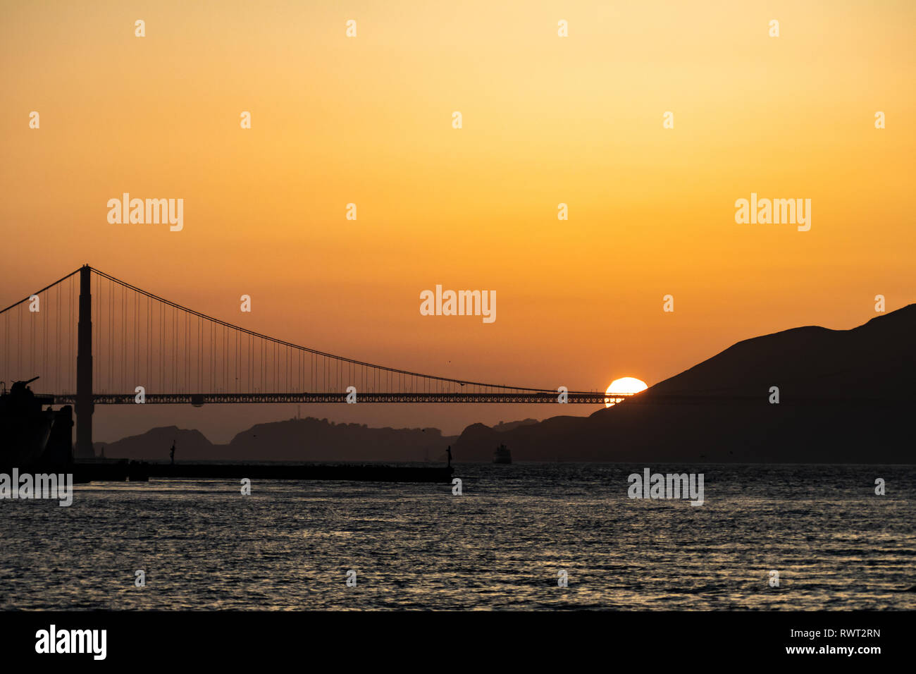 Coucher du soleil doré avec le Golden Gate Bridge. Banque D'Images