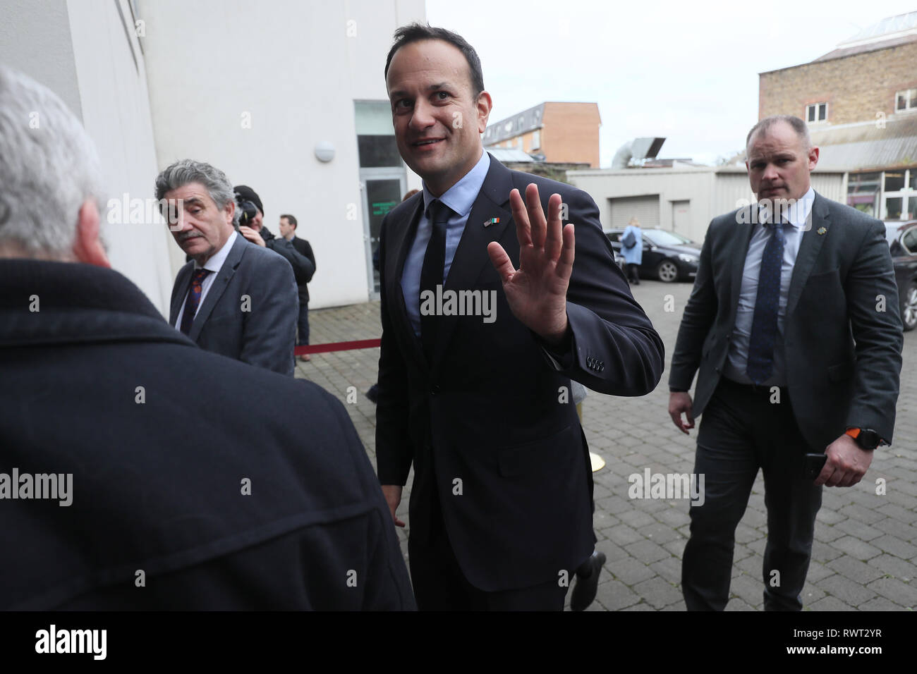 Taoiseach Leo Varadkar (centre) et ministre d'État à la formation John Halligan (gauche) arrivent pour le lancement du gouvernement de leur plan d'action pour l'éducation 2019 au National College of Art and Design de Dublin. Banque D'Images