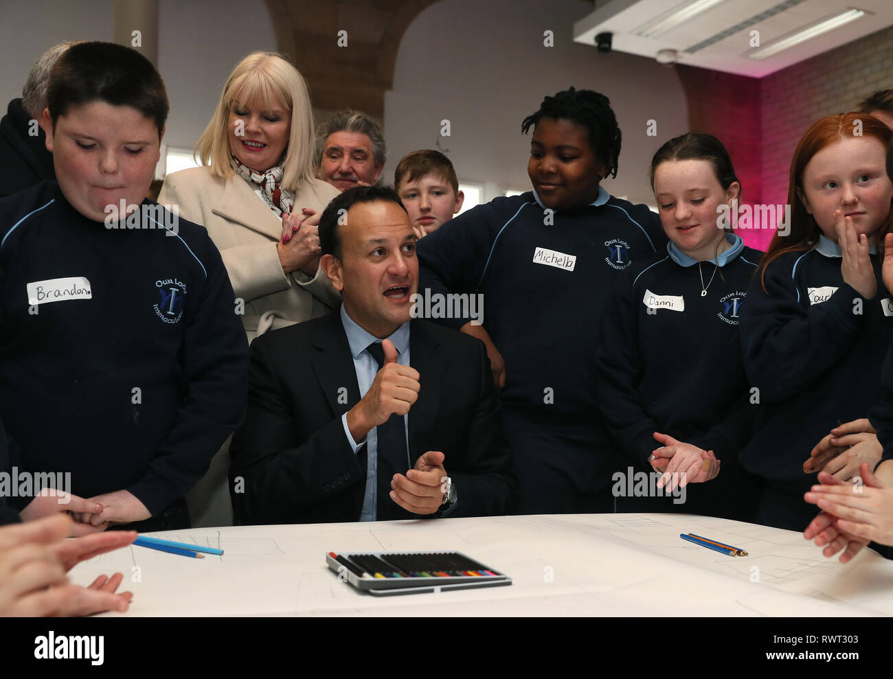 Taoiseach Leo Varadkar et la ministre d'État à l'enseignement supérieur Mary Mitchell O'Connor avec des élèves de notre Dame Immaculée, Darndale, lors du lancement par le gouvernement de leur Plan d'action pour l'éducation 2019 au Collège national d'art et de design de Dublin. Banque D'Images