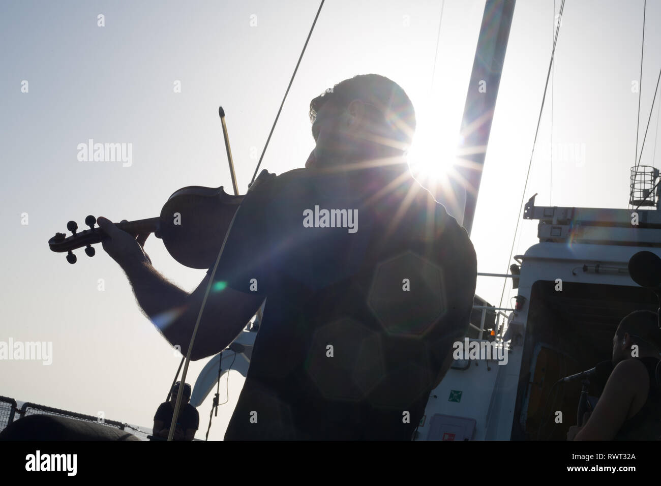 Bande libanais Mashrou' Leila mis en place et se préparent à enregistrer une chanson à bord du navire de Greenpeace Rainbow Warrior sur le Soleil nous unit d', de la Méditerranée, le 23 octobre 2016. N37°56,441' E8°51,015' Banque D'Images