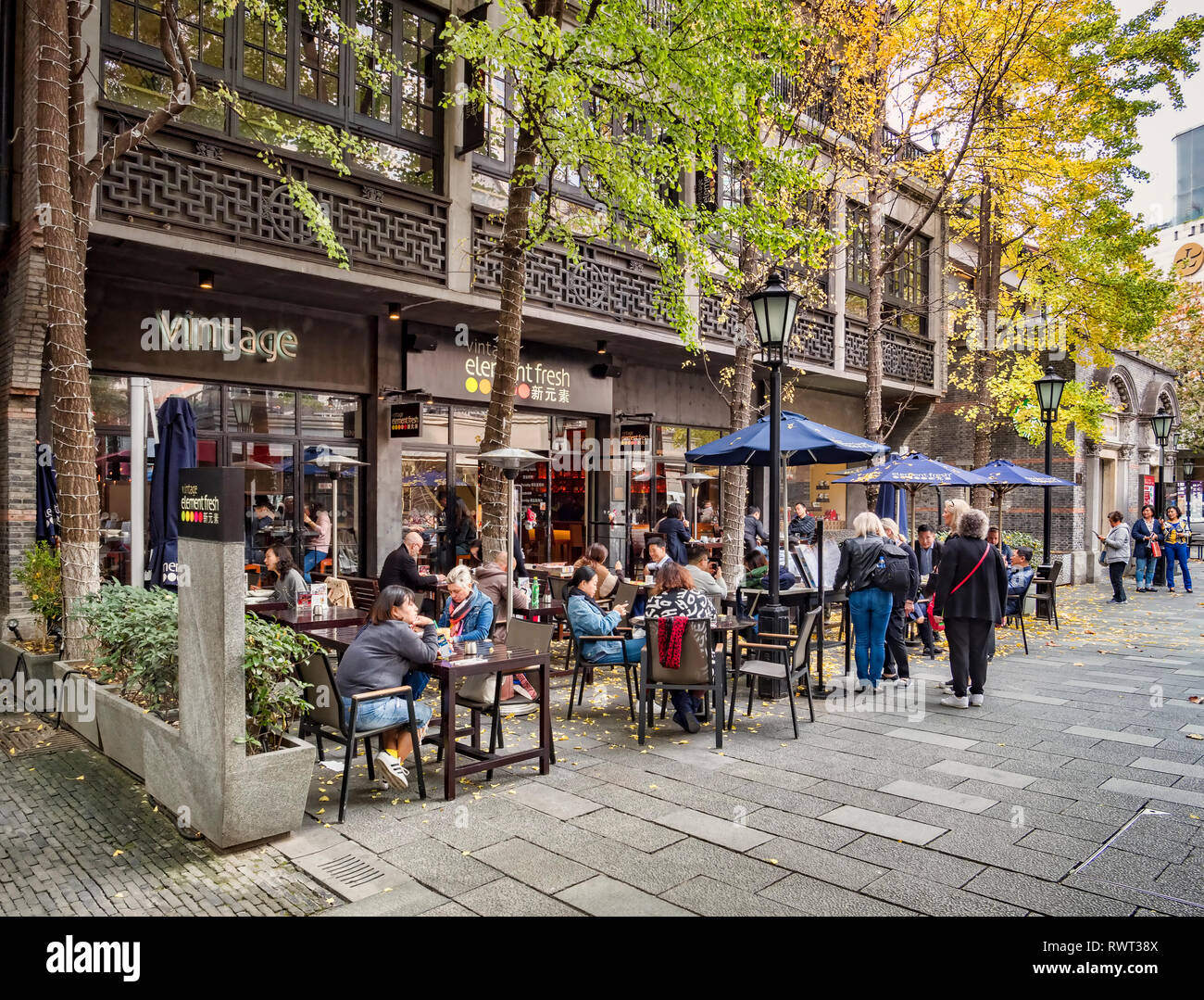 30 Novembre 2018 : Shanghai, Chine - Café de la chaussée dans la zone de Xintiandi Shanghai, devenu un important centre commercial et de loisirs. Banque D'Images