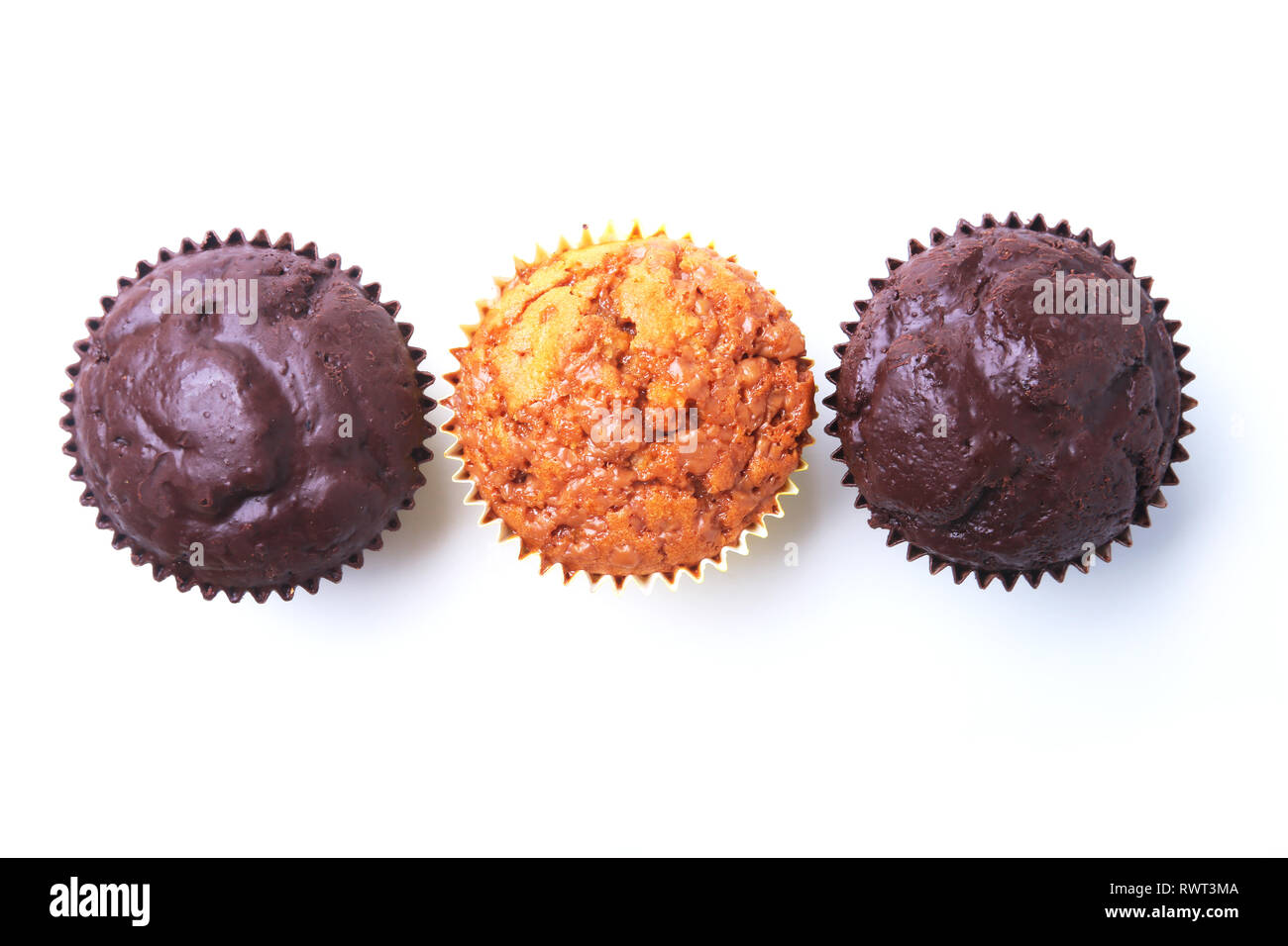 Un Assortiment De Delicieux Gateaux Faits Maison Avec Des Raisins Secs Et Chocolat Isole Sur Fond Blanc Les Muffins Vue D En Haut Photo Stock Alamy Un Assortiment De Delicieux Gateaux Faits Maison Avec Des Raisins Secs Et Chocolat Isole Sur Fond Blanc Les Muffins Vue D En Haut Photo Stock Alamy