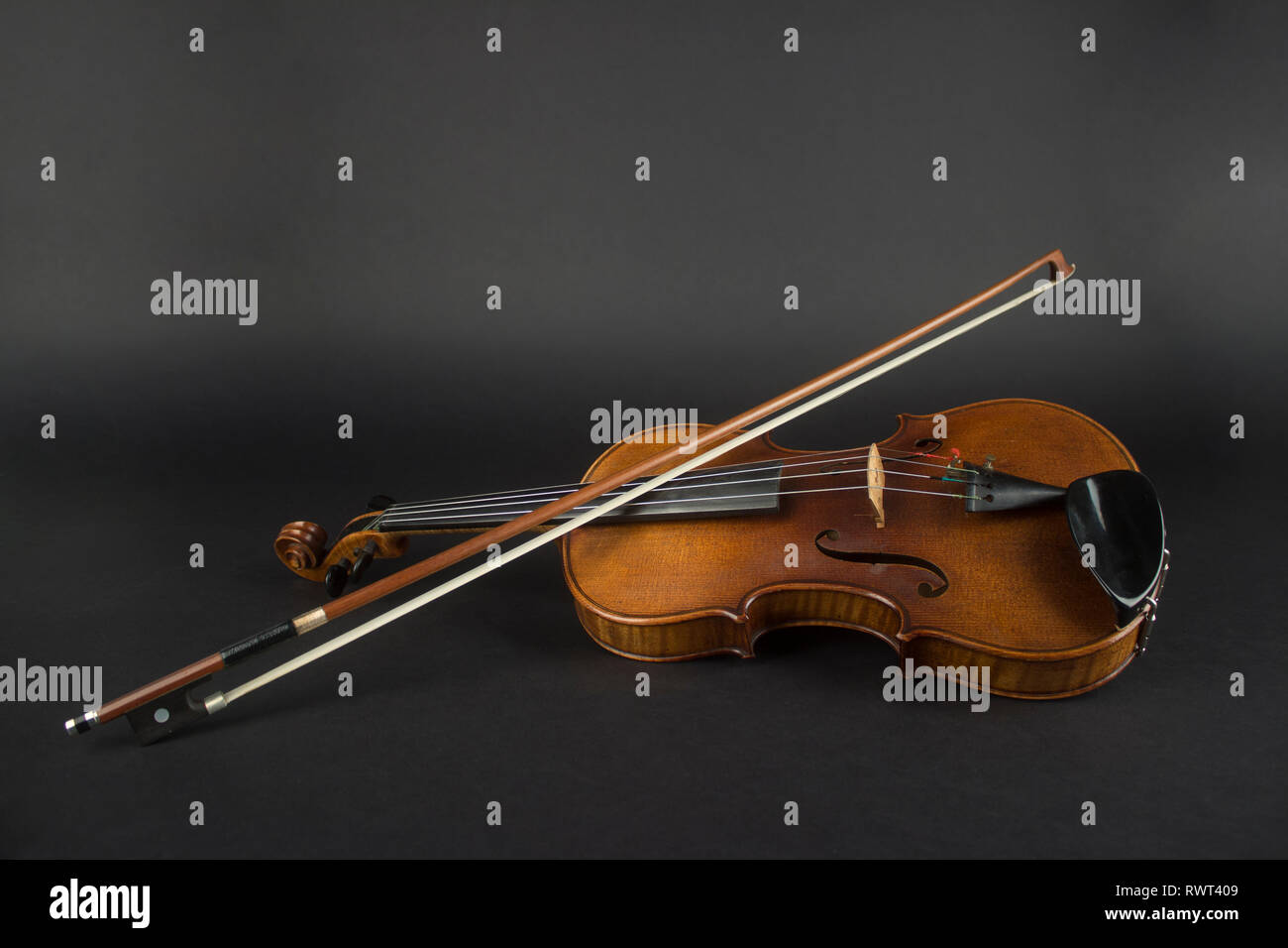 La photographie de studio d'un violon 1920. Banque D'Images