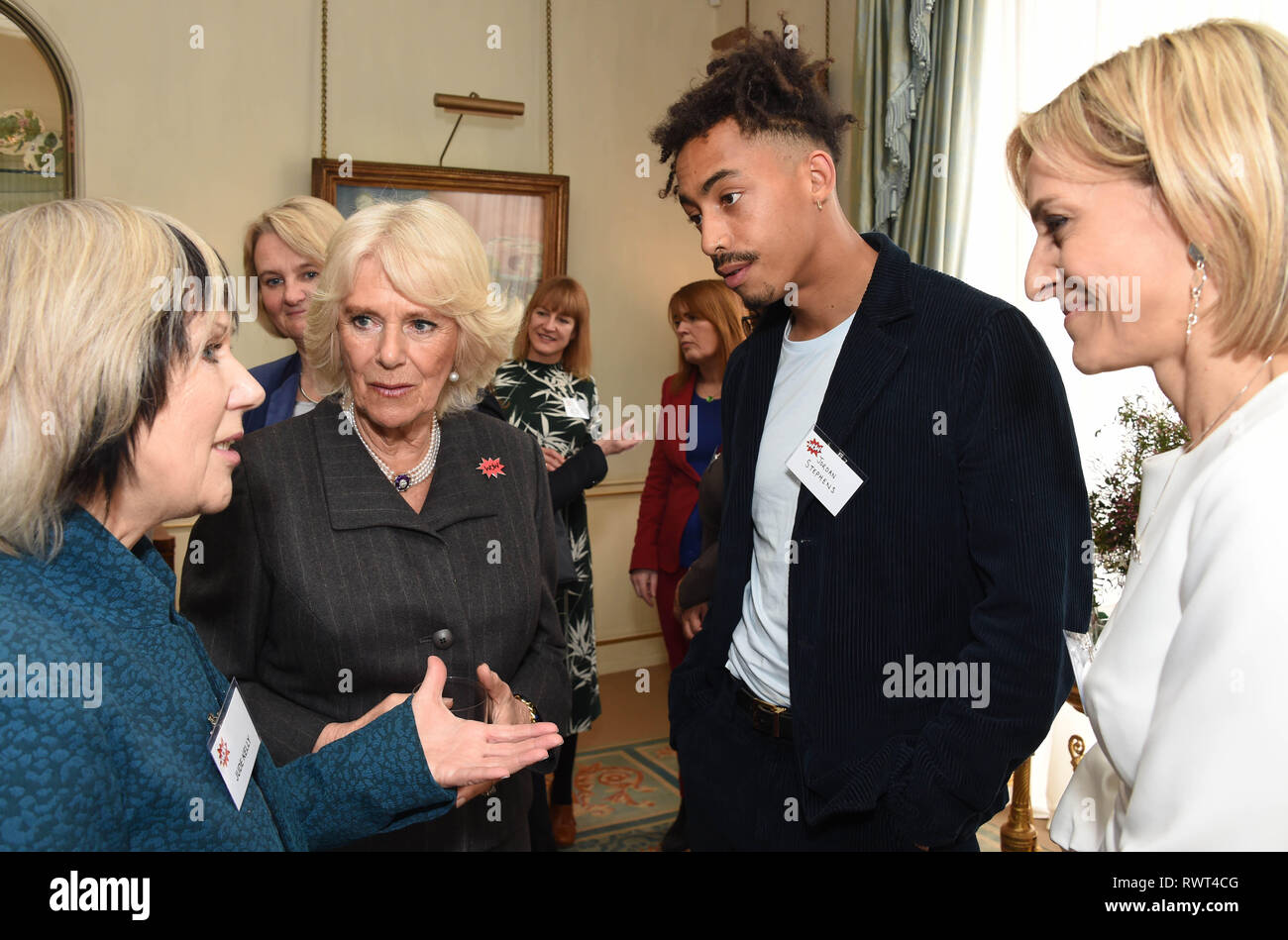 La duchesse de Cornouailles (2e à gauche) parle à Jude Kelly (à gauche)Jordan Stephens et Emily Maitlis (à droite) au cours d'une réception à Clarence House de Londres pour marquer le début de l'assemblée des femmes du monde (WOW) festival. Banque D'Images