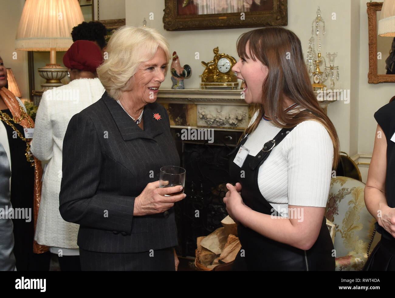 La duchesse de Cornouailles parle à Charlotte Church au cours d'une réception à Clarence House de Londres pour marquer le début de l'assemblée des femmes du monde (WOW) festival. Banque D'Images