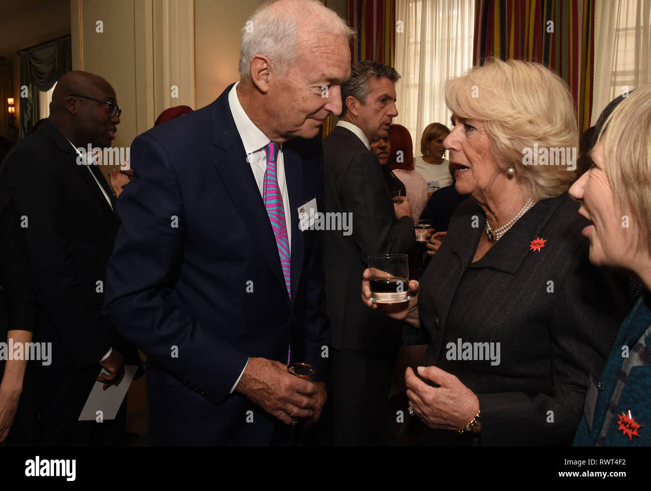 La duchesse de Cornouailles parle à Jon Snow au cours d'une réception à Clarence House de Londres pour marquer le début de l'assemblée des femmes du monde (WOW) festival. Banque D'Images