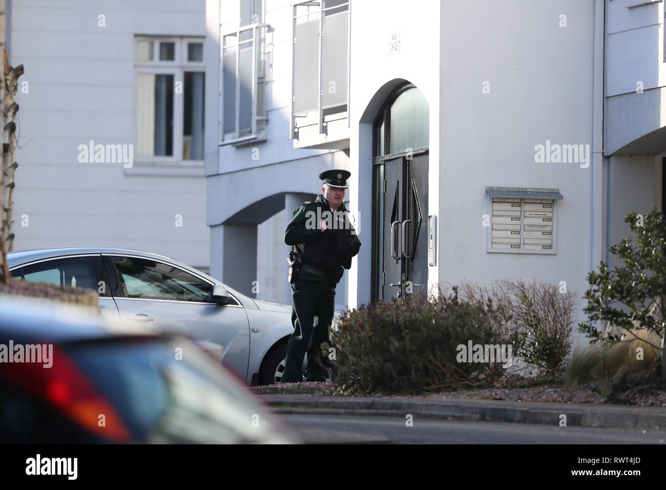 Le chef de police adjoint PSNI Mark Hamilton à la scène à Cour Glin Ree à Newry, Co Down, où les corps d'un homme, une femme et une adolescente ont été découvertes dans un appartement aux alentours de 11h le jeudi matin. Banque D'Images