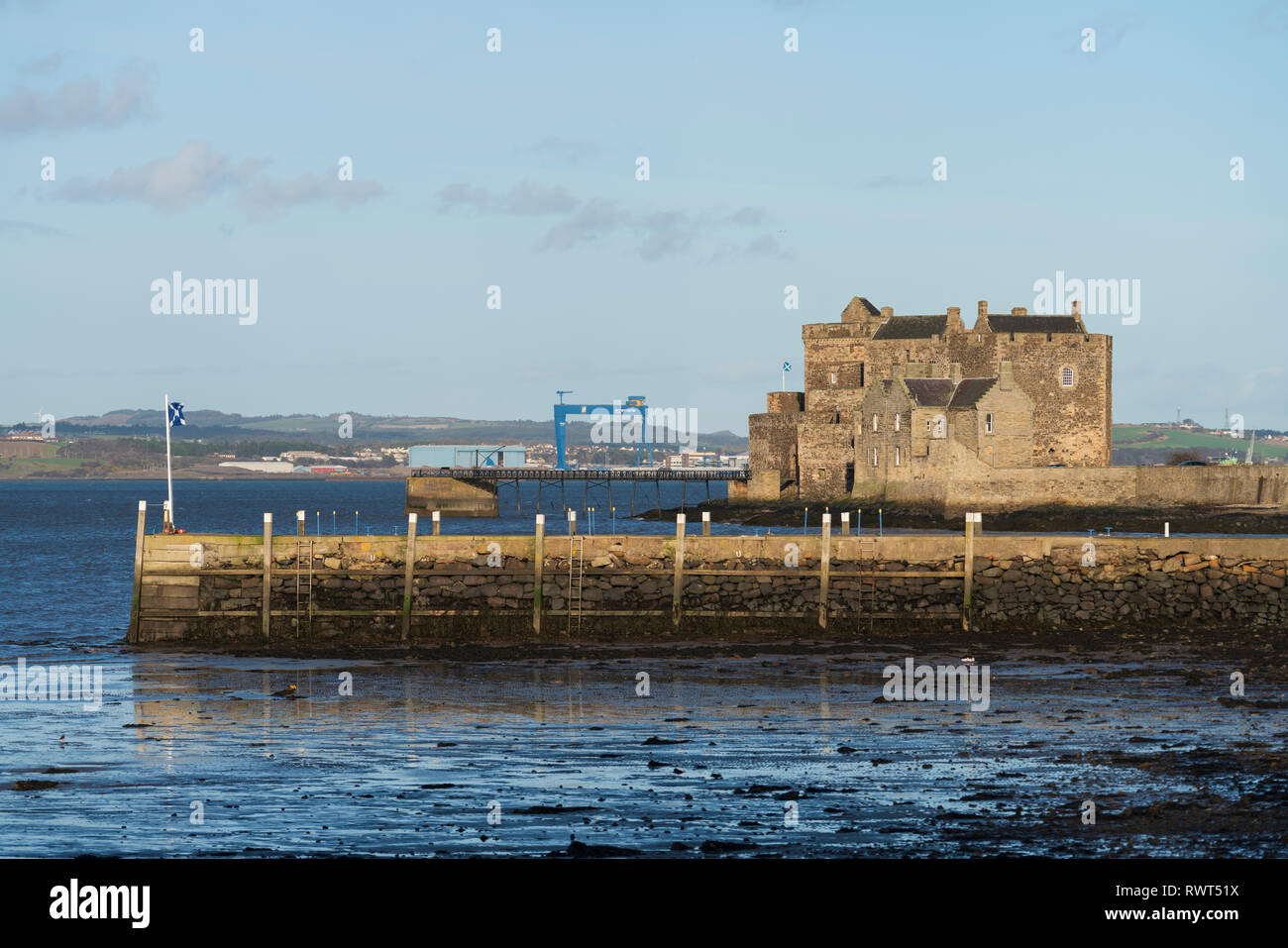 Voir l'Obscurité de château sur le Firth of Forth dans village de noirceur, Ecosse, Royaume-Uni. Position de l'Outlander TV show, Banque D'Images