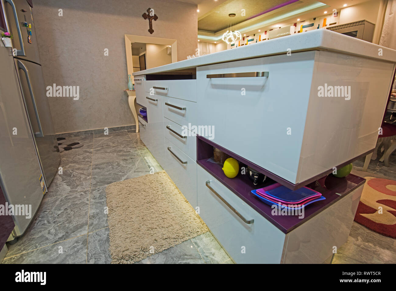 Décoration design d'intérieur montrant l'île de cuisine moderne à petit-déjeuner dans un appartement de luxe Banque D'Images